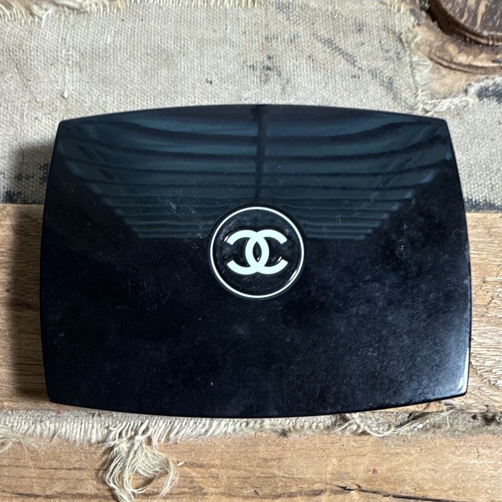 CHANEL Collection Essentielle Makeup Palette Set Eyeshadow Blush Lipstick 0.21oz